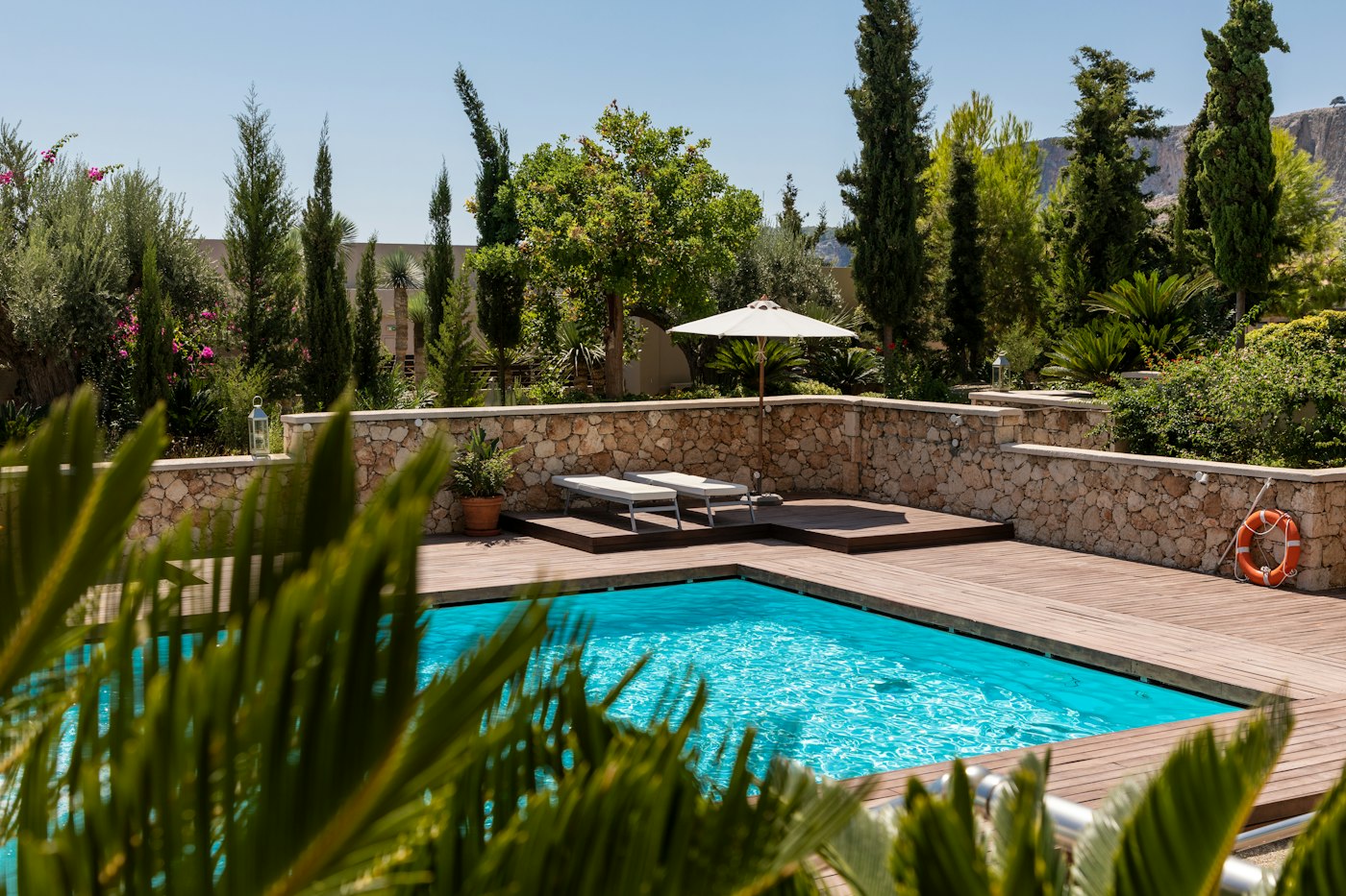 Swimming pool tiling with Xtracrete XT-4001